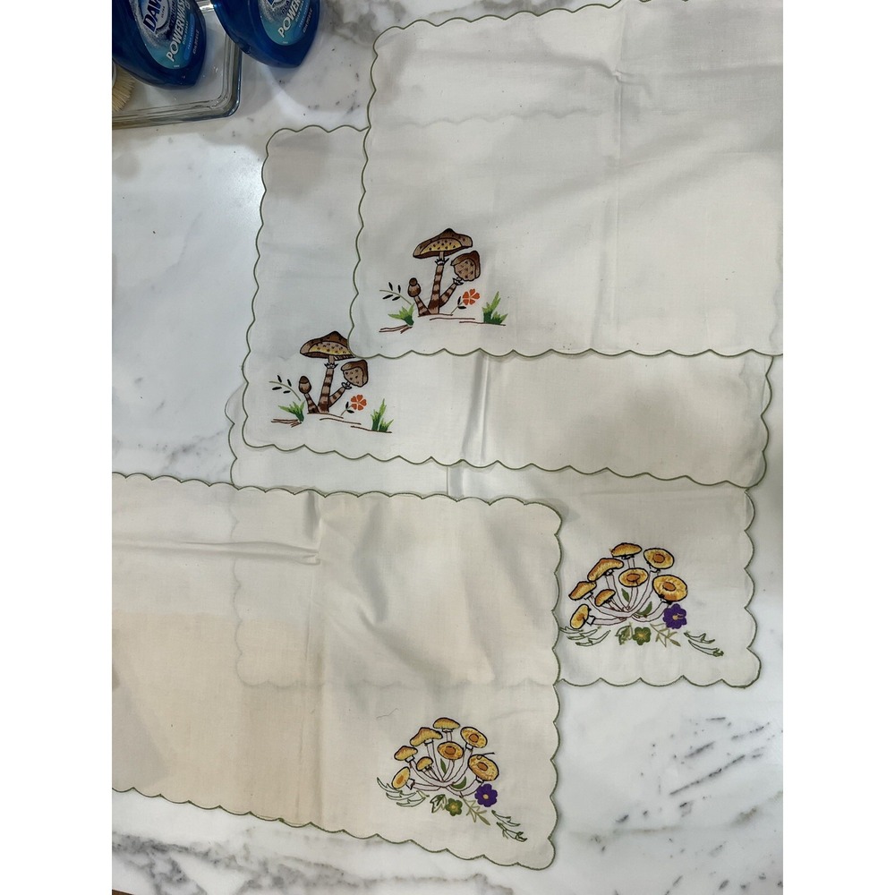 4 VTG  Fabric Placemats Embroidered With Cute‎ Mushrooms Scalloped Edge Green